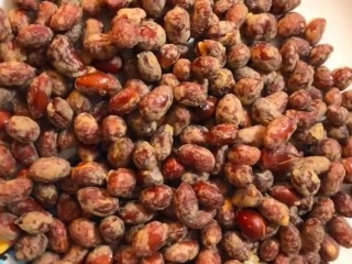 5、糖霜花生米,炸至金黄炸熟捞出控油