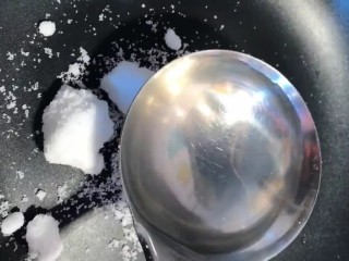 6、糖霜花生米,另起锅放入一勺白糖，两勺水，