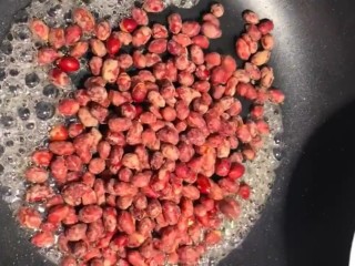 7、糖霜花生米,熬制大泡变小泡，倒入花生米翻炒出锅