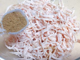 6、根本停不下来的★香辣烤鸡丝,这7分钟，我们来腌制鸡丝。首先下孜然粉，大概俩勺，10g左右，喜欢重孜然味，可以多加点哦。