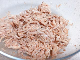 12、根本停不下来的★香辣烤鸡丝,搅拌均匀。建议戴一次性手套，用手抓，这样最均匀，又按摩入味。