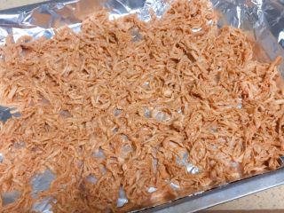 13、根本停不下来的★香辣烤鸡丝,然后烤盘里，放一张锡纸，将鸡丝平摊于纸上。尽量展开哦。