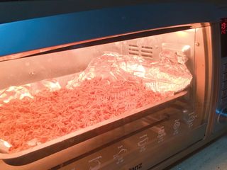 14、根本停不下来的★香辣烤鸡丝,然后，注意，温度是先140度，烤20分钟。然后翻面，再160度烤15分钟，颜色开始焦黄了吧？再翻动一下，然后160度再烤10-20分钟。由于，烤箱的特质不同，还有鸡丝的量，还有煮的程度，煨的水分多少，撕的丝细丝粗不同，所以，烤的时间，必须自己把握。最后的阶段，盯着烤箱看。看到鸡丝有开始焦黑了，必须停下了。如果颜色还是白的，那就是不够。也可以自己尝尝，酥酥硬硬的，像牛肉干似的。是最好吃的。