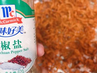 16、根本停不下来的★香辣烤鸡丝,最后上桌前，尝尝味道，不够咸的话。就用椒盐，够咸了，就撒点研磨黑胡椒粉提味。