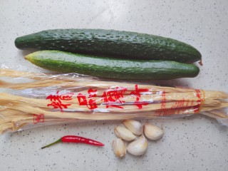 1、黄瓜拌腐竹,首先我们准备好所有食材