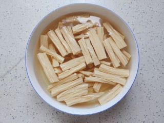 2、黄瓜拌腐竹,腐竹提前浸泡（至少俩小时），泡发到发白发软没有硬芯就可以了