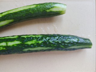 3、黄瓜拌腐竹,黄瓜削去少许皮，洗净