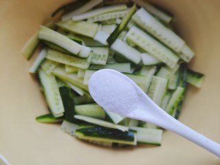 4、黄瓜拌腐竹,黄瓜切成片，然后加一小勺细盐