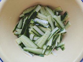 5、黄瓜拌腐竹,双手捧着碗，上下颠十几二十下，让细盐和黄瓜充分混合，然后静置20-30分钟