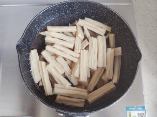 7、黄瓜拌腐竹,锅内煮适量清水，水开后放入泡好的腐竹，中大火煮5分钟左右