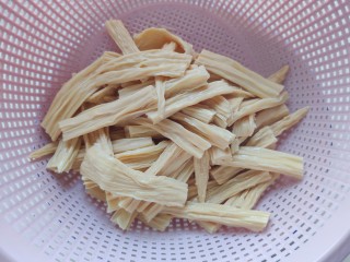 8、黄瓜拌腐竹,捞出煮好的腐竹，控干水分