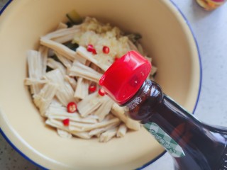 11、黄瓜拌腐竹,加适量美极鲜