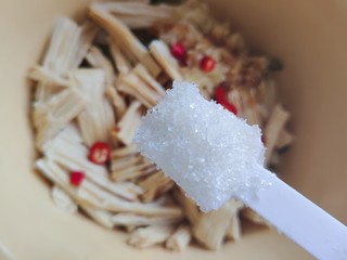 13、黄瓜拌腐竹,加一大勺细砂糖