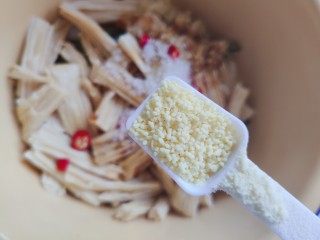 14、黄瓜拌腐竹,加一小勺鸡精