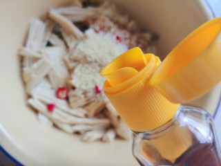 15、黄瓜拌腐竹,加适量香油