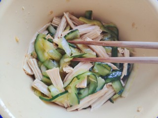 16、黄瓜拌腐竹,搅拌均匀即可