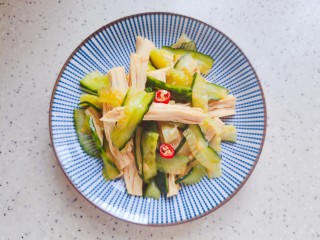 17、黄瓜拌腐竹,装盘