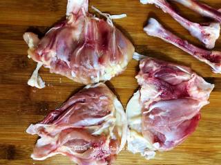 3、盐焗鸡腿肉,三个鸡腿肉都取好,如图