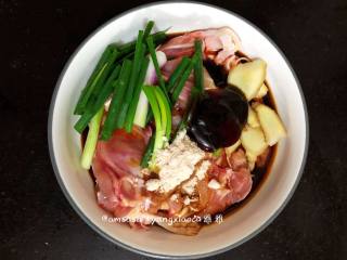 4、盐焗鸡腿肉,取好的鸡腿肉都放进碗中,把葱,盐焗鸡粉,生抽,蚝油,老姜,都一起放入碗中