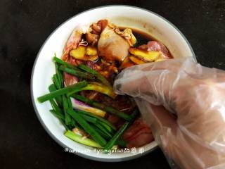 5、盐焗鸡腿肉,戴上一次性手套,把鸡腿肉抓均匀