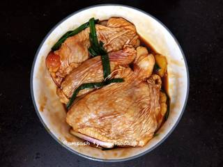 6、盐焗鸡腿肉,用保鲜膜包住,送进冰箱腌制,腌制1小时以上,这样更入味些