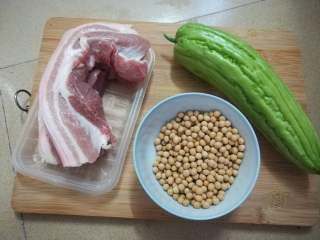 1、苦瓜黄豆煲五花肉,主要食材就三样