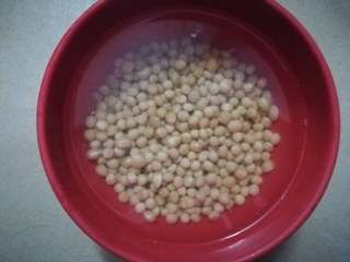 2、苦瓜黄豆煲五花肉,黄豆清洗几次后泡水