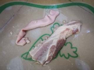 3、苦瓜黄豆煲五花肉,五花肉不喜欢吃皮的可以先去掉