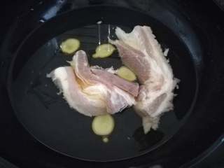 4、苦瓜黄豆煲五花肉,冷水下锅，加料酒姜片去腥