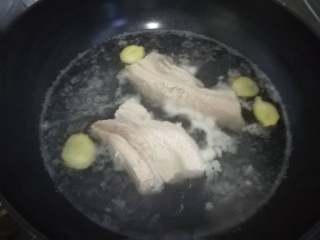 5、苦瓜黄豆煲五花肉,水开后即可捞出