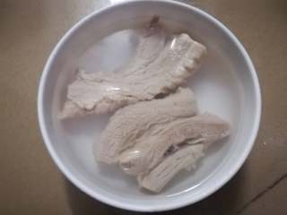 6、苦瓜黄豆煲五花肉,用清洗洗掉表面的浮沫