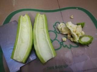 7、苦瓜黄豆煲五花肉,苦瓜去头去尾，对半切开