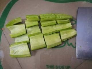 8、苦瓜黄豆煲五花肉,将里面的瓤刮干净后切大块