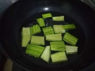 9、苦瓜黄豆煲五花肉,水开再放苦瓜，同时下盐