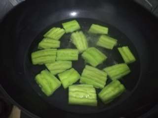 10、苦瓜黄豆煲五花肉,水重新煮开后煮一两分钟