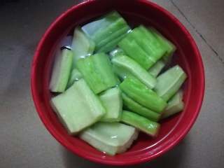 11、苦瓜黄豆煲五花肉,然后过清水洗掉表面盐分