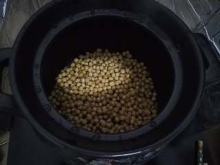 12、苦瓜黄豆煲五花肉,锅内先放难煮的黄豆