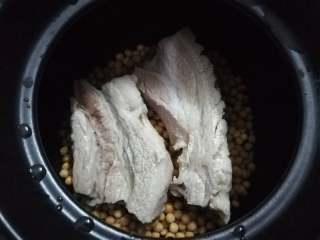 13、苦瓜黄豆煲五花肉,然后放手五花肉