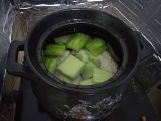 14、苦瓜黄豆煲五花肉,最后在放上苦瓜，加过适量的水