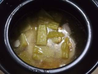 15、苦瓜黄豆煲五花肉,大火煮开后改中火煲半个小时以上