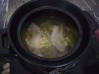 16、苦瓜黄豆煲五花肉,加盐调味