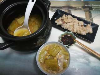 18、苦瓜黄豆煲五花肉,这样一锅有汤有肉的解暑汤就完成了