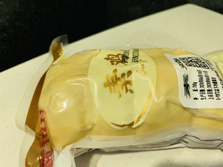 1、凉拌素鸡,超市购买素鸡