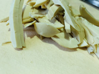 3、凉拌素鸡,切丝