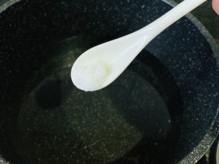 5、凉拌素鸡,加少许盐