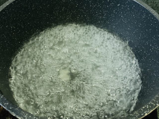 7、凉拌素鸡,煮开