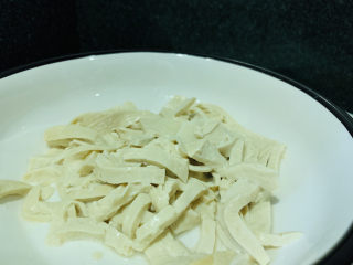 9、凉拌素鸡,大火煮开，就捞起，盛碗里