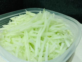 10、凉拌素鸡,黄瓜推丝