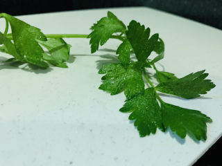 14、凉拌素鸡,芹菜洗净，用凉开水再冲一下