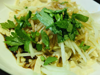 15、凉拌素鸡,切碎，撒素鸡上